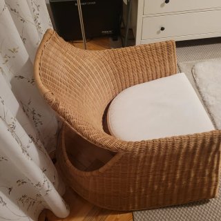 Sillón balancín de mimbre con cojín