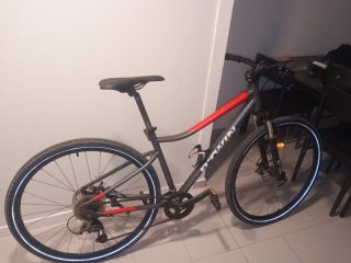 Bicicleta de paseo BTWIN gris y roja