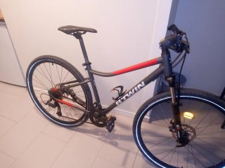 Bicicleta de paseo BTWIN gris y roja