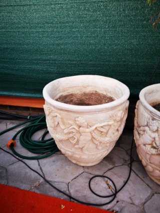 Macetero de piedra con relieves