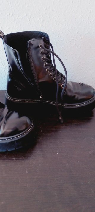 Botas negras con cordones y cremallera