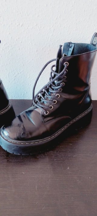 Botas negras con cordones y cremallera