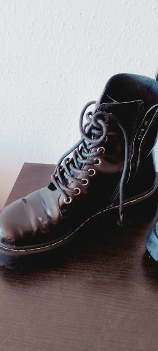 Botas negras con cordones y cremallera