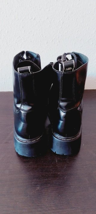 Botas negras con cordones y cremallera