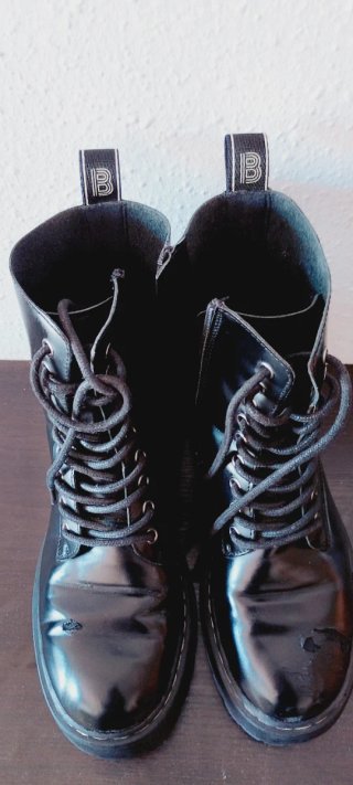 Botas negras con cordones y cremallera