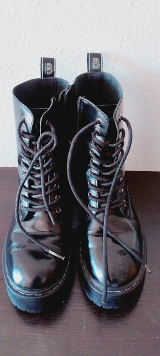 Botas negras con cordones y cremallera