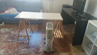 Mesa de madera y blanca, y mesa negra, y calefacto