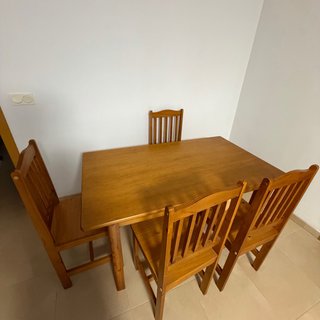 Mesa de madera con 4 sillas