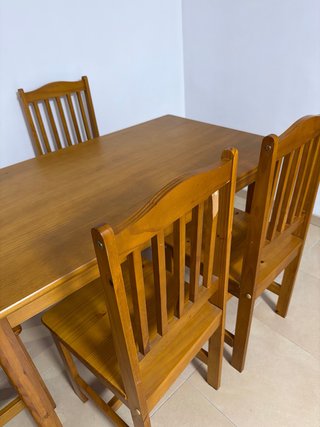 Mesa de madera con 4 sillas