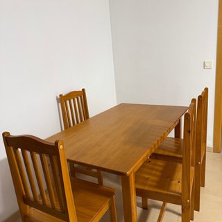 Mesa de madera con 4 sillas