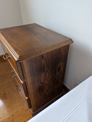 Mesita de noche de madera