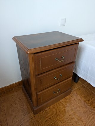 Mesita de noche de madera