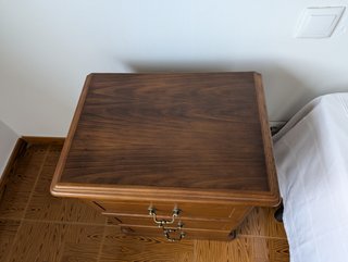 Mesita de noche de madera