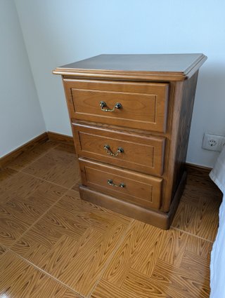 Mesita de noche de madera