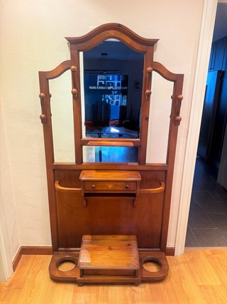 Recibidor antiguo de madera con espejo y perchero