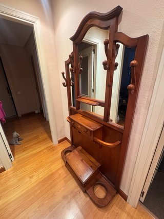 Recibidor antiguo de madera con espejo y perchero