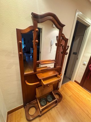 Recibidor antiguo de madera con espejo y perchero