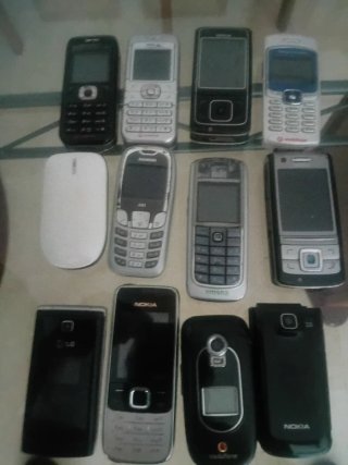 Lote de teléfonos móviles antiguos