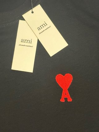 Maglia Ami Paris nera con cuore rosso