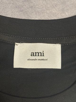 Maglia Ami Paris nera con cuore rosso