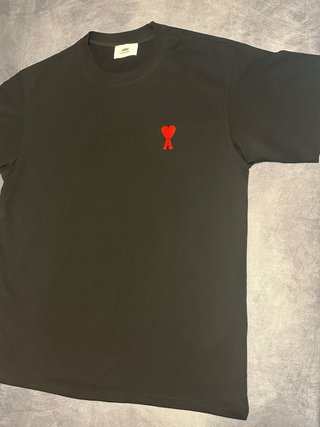 Maglia Ami Paris nera con cuore rosso