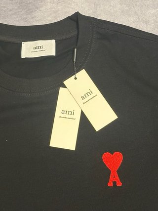 Maglia Ami Paris nera con cuore rosso