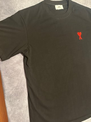 Maglia Ami Paris nera con cuore rosso