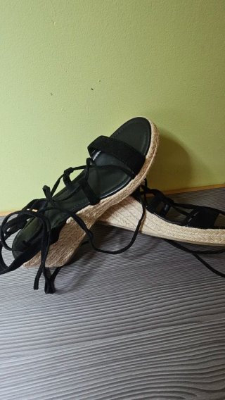 Sandalias esparto cuña negras