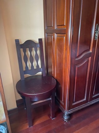 Silla de madera maciza barnizada