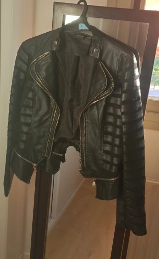 Cazadora efecto piel negra Talla L