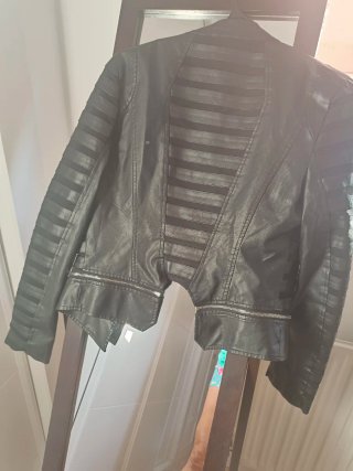 Cazadora efecto piel negra Talla L