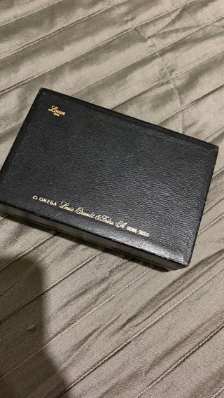 Caja de reloj Omega negra y dorada