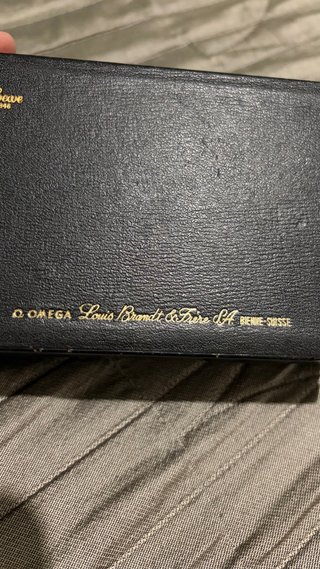 Caja de reloj Omega negra y dorada