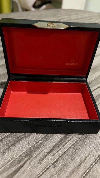 Caja de reloj Omega negra y dorada