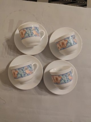 Juego de 4 tazas y platillos