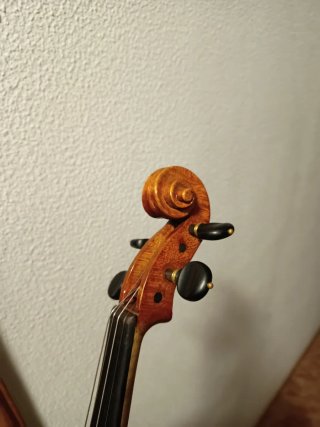 Violín hecho a mano por luthier