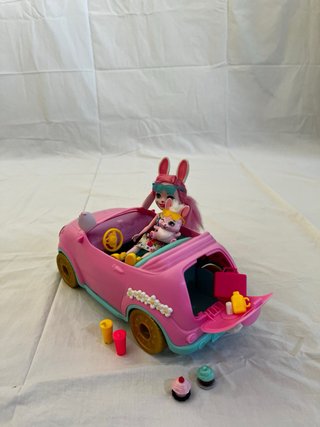 Muñeca rosa con coche, conejo y accesorios
