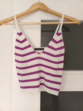 Top tirantes Bershka rayas blanco y morado