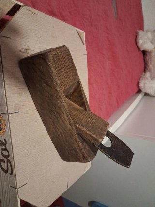 Antiguo cepillo de carpintero de madera