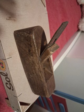 Antiguo cepillo de carpintero de madera