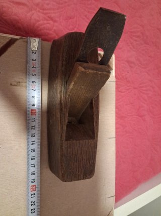 Antiguo cepillo de carpintero de madera