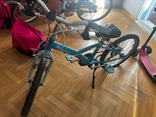 Bicicleta azul niños 8 años (rueda pinchada)