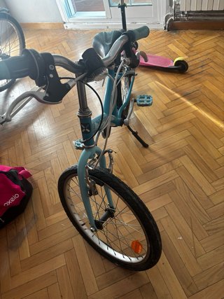 Bicicleta azul niños 8 años (rueda pinchada)