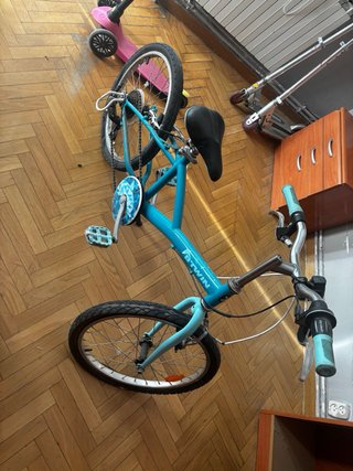 Bicicleta azul niños 8 años (rueda pinchada)