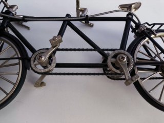 Figura Bicicleta Tándem Negra