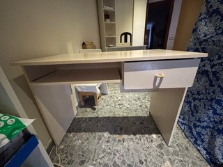 Escritorio beige con cajón y bandeja