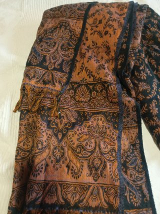 Pañueleta estilo hippie con flecos grande