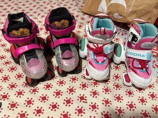 Patines infantiles rosas y blancos