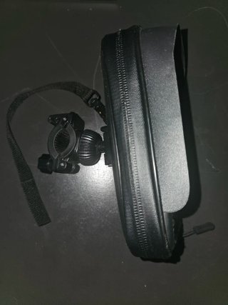 Soporte y protección móvil Shad para moto.