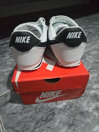 Nike Cortez Blancas y Negras T. 36